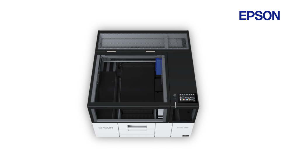 Mesin printer UV flatbed Epson V1030, printer merchandise presisi tinggi untuk cetak pada objek 3D, dilihat dari sudut atas dengan panel kontrol menyala.