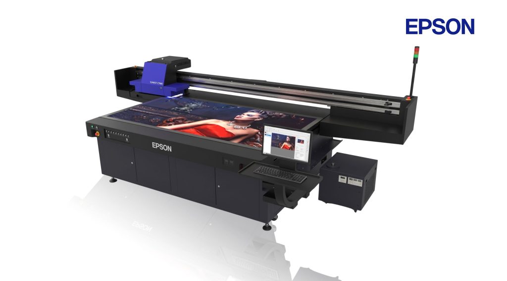 Printer UV Epson V7000 SureColor flatbed skala produksi dilengkapi monitor kontrol dan tower lamp.